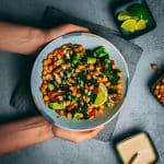 Knackiger Kichererbsen-Salat mit Tahini-Dressing