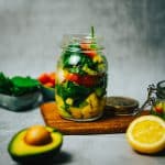 Schneller Mango-Spinat Salat mit Zitronen-Dressing