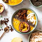 Tropical Smoothie-Bowl mit Kokosflakes, Granola und Passionsfrucht